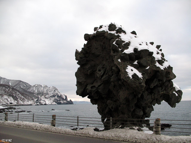 雪景色 北海道　雷電海岸（らいでんかいがん） 「傘岩」「弁慶の刀掛岩」